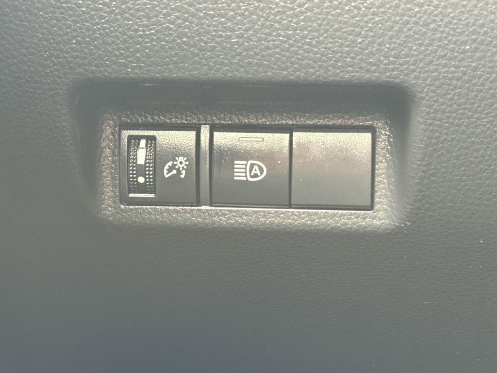 Used 2025 Toyota RAV4 XLE AWD/4WD image 32