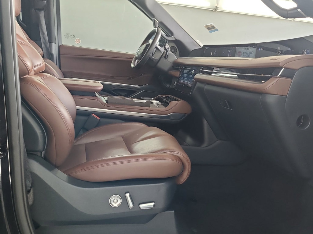 Used 2025 Lincoln Navigator Reserve AWD/4WD image 4
