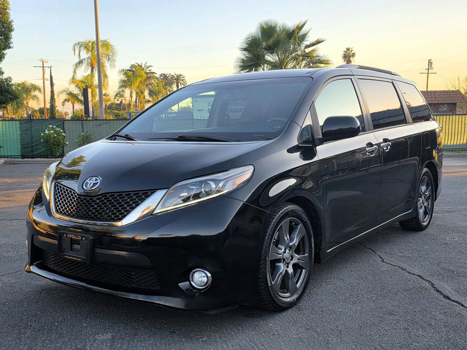 Used 2017 Toyota Sienna SE image 1