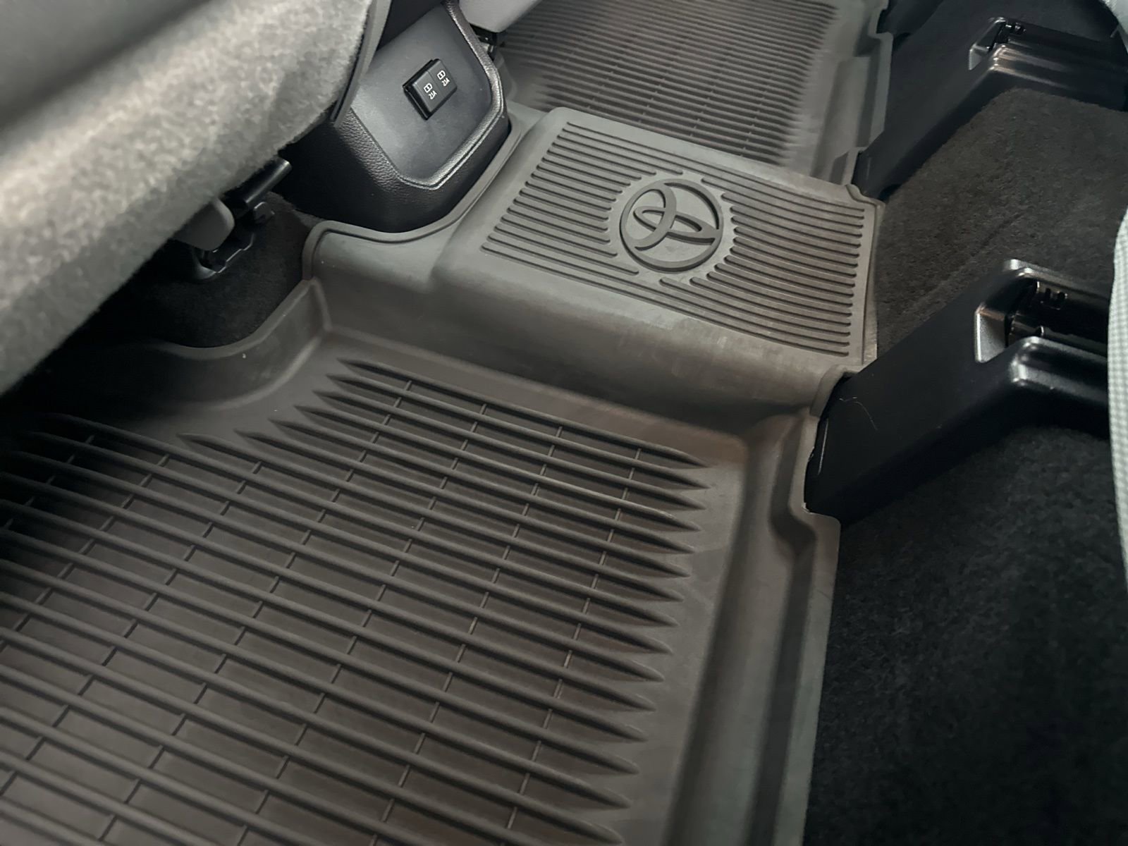 Used 2021 Toyota Highlander LE image 23