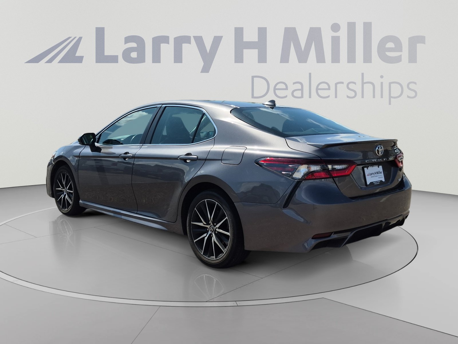 Used 2024 Toyota Camry SE FWD image 3