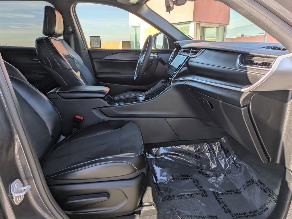 Used 2024 Jeep Grand Cherokee L Laredo image 32