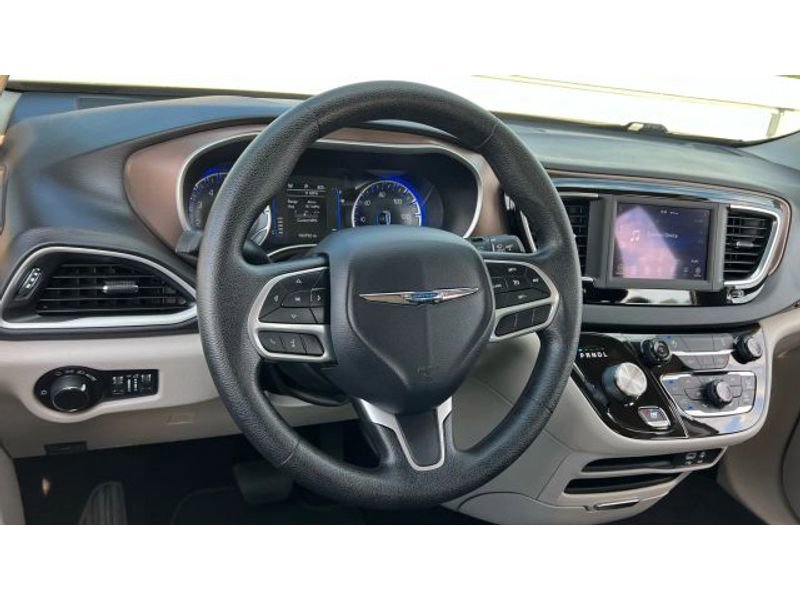 Used 2020 Chrysler Voyager Lxi image 28