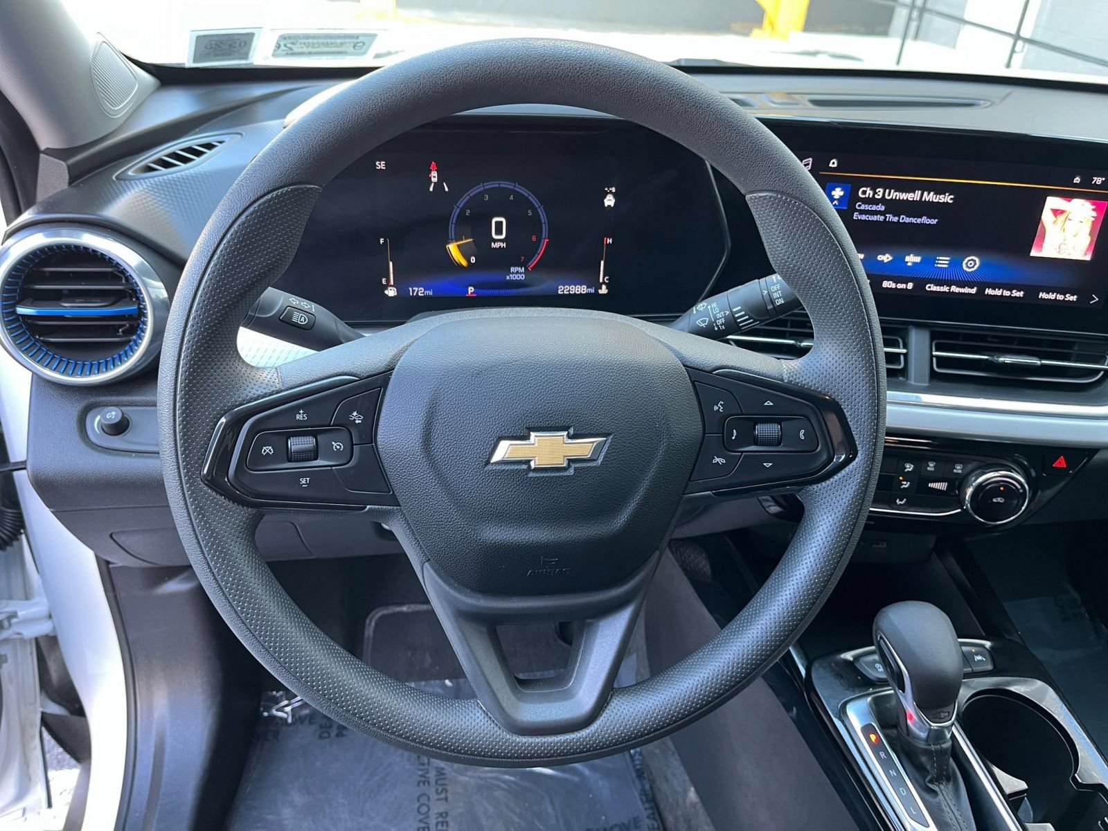 Used 2025 Chevrolet Trax LT FWD image 38