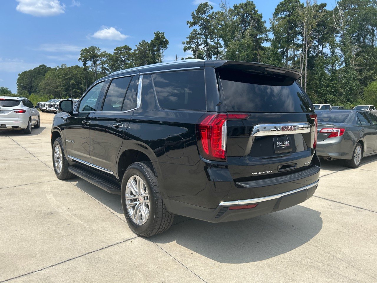 Used 2024 GMC Yukon SLT w/ SLT Luxury Package RWD image 4