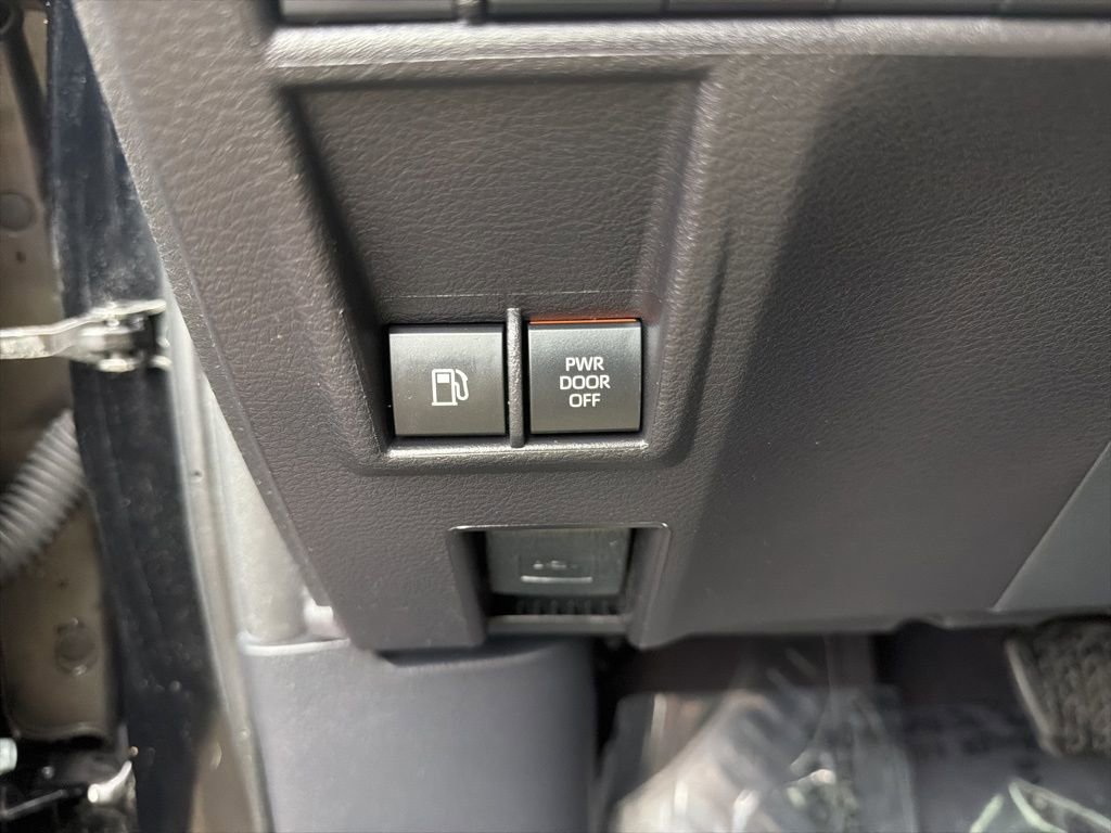 Used 2025 Toyota Sienna Platinum image 21