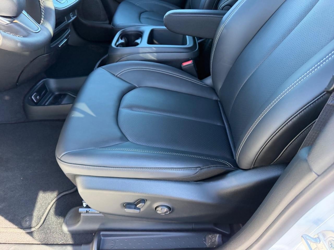 New 2026 Chrysler Pacifica Select FWD image 23