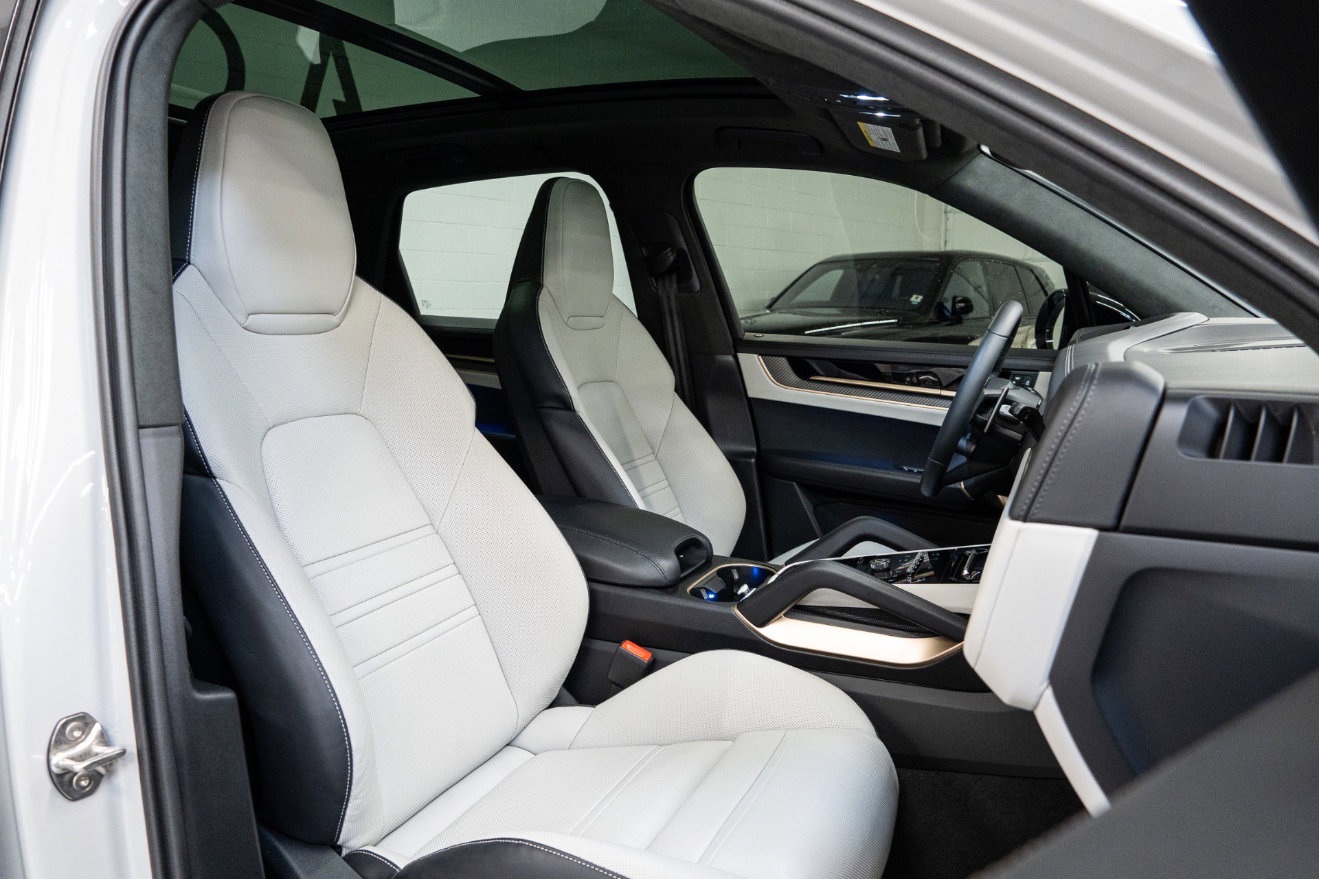 Used 2025 Porsche Cayenne GTS image 28