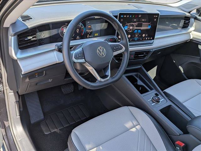 Used 2025 Volkswagen Tiguan SE AWD/4WD image 10