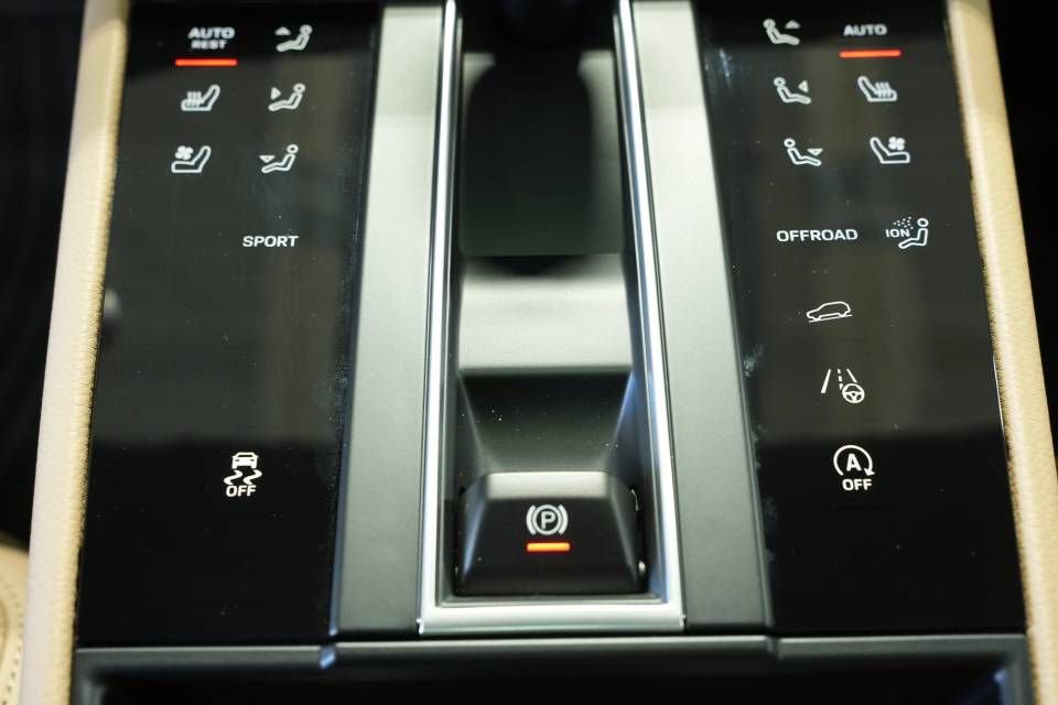 Certified 2026 Porsche Macan AWD/4WD image 22