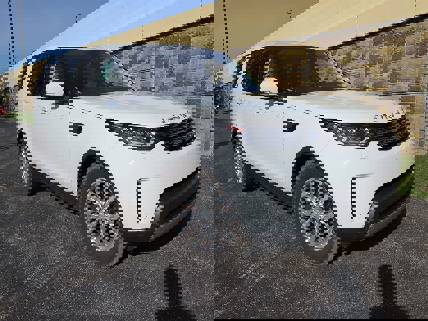 Used 2017 Land Rover Discovery SE image 21