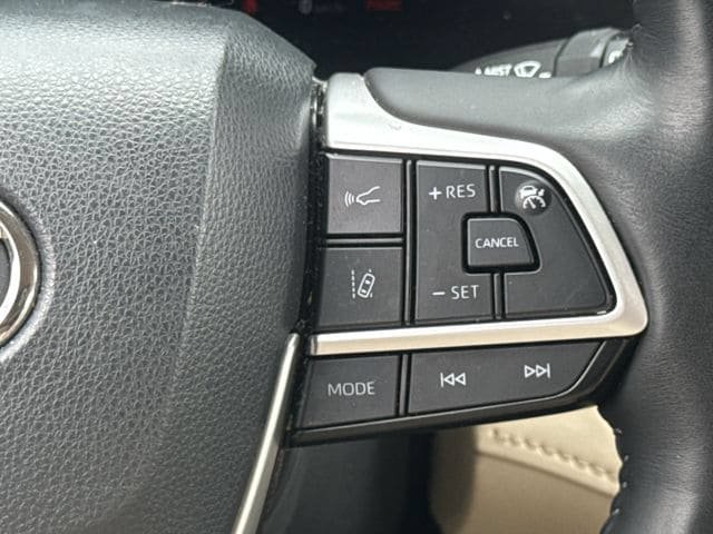 Used 2023 Toyota Highlander Platinum FWD image 16