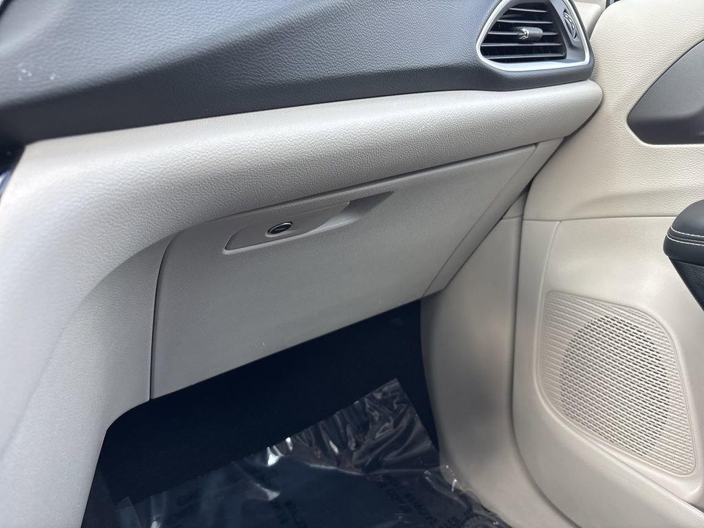 Used 2024 Chrysler Pacifica Touring-L image 31