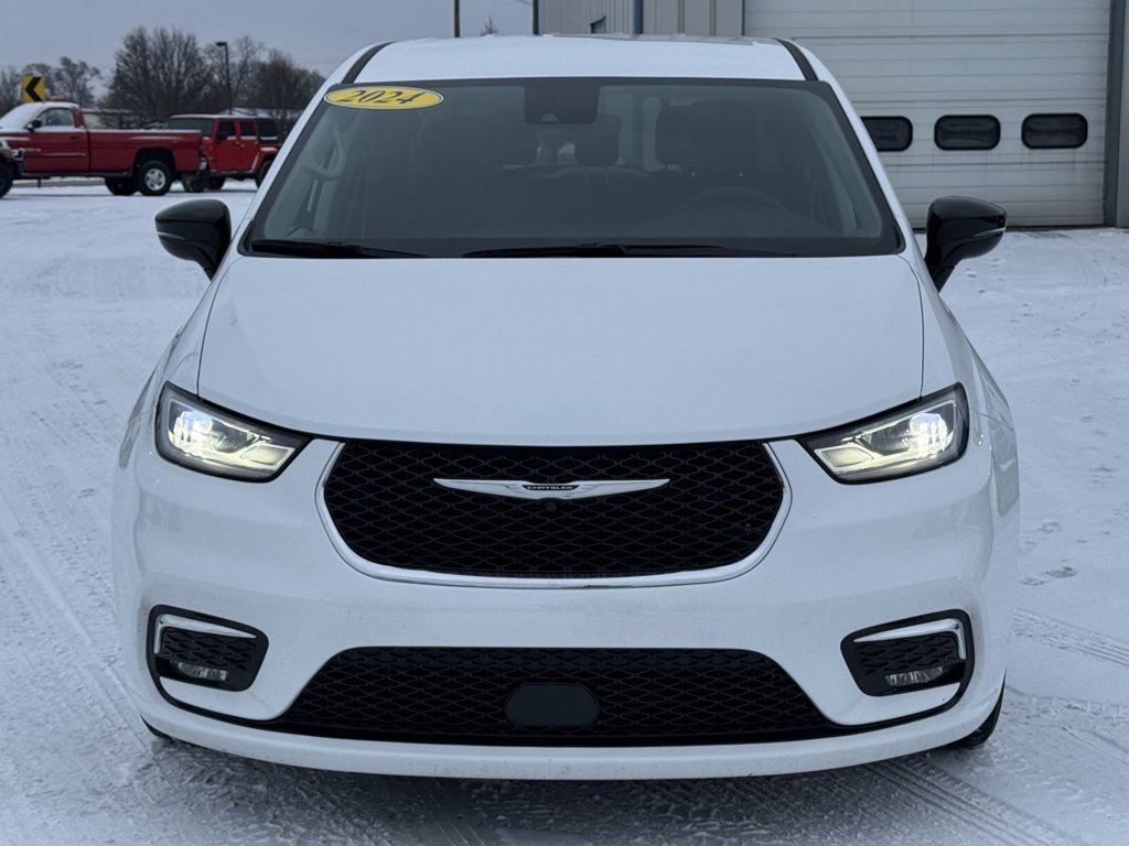 Used 2024 Chrysler Pacifica Touring-L image 2