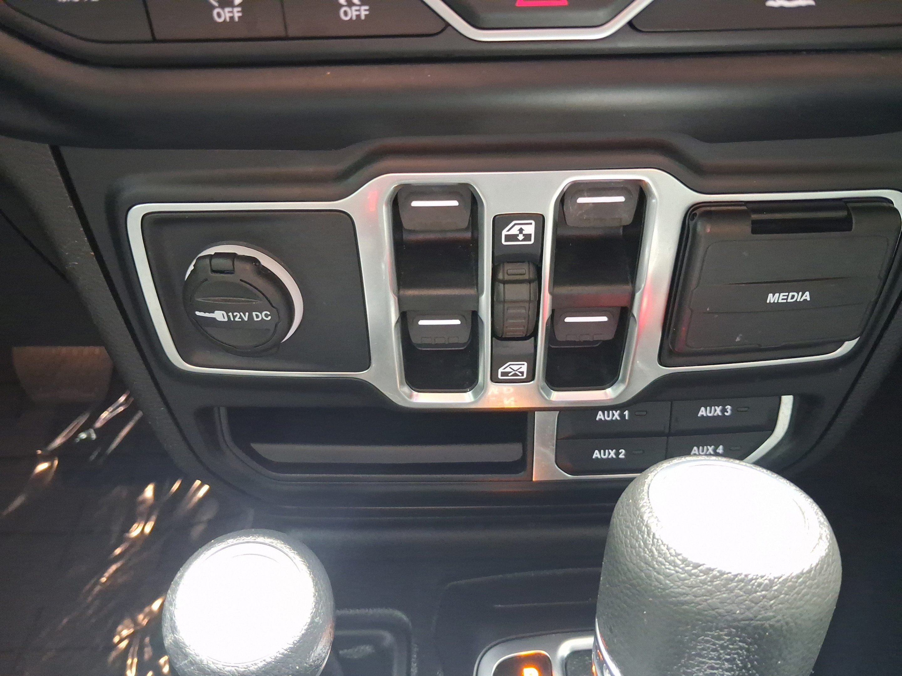 Used 2023 Jeep Wrangler Unlimited Sahara w/ LED Lighting Group AWD/4WD image 18