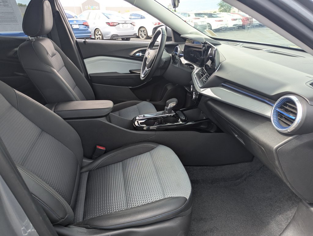 Used 2025 Chevrolet Trax LT w/ Driver Confidence Package FWD image 32