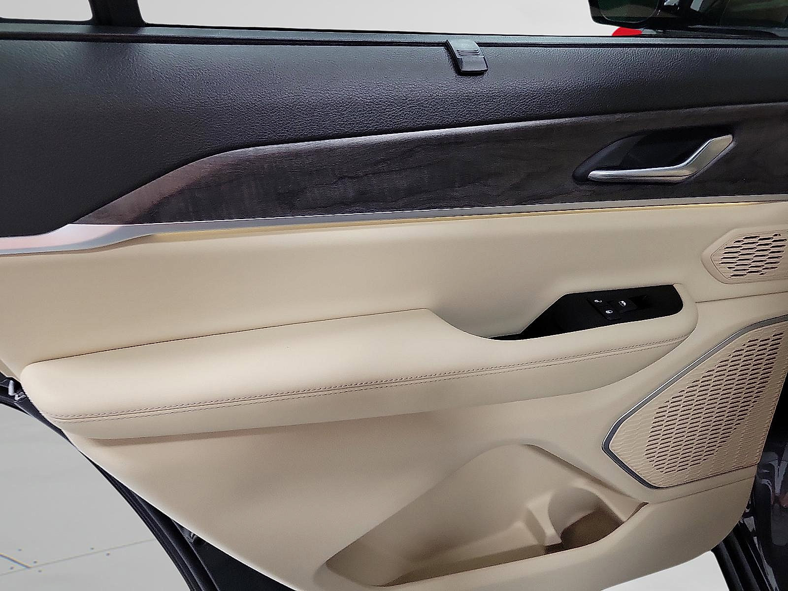 Used 2024 Jeep Grand Cherokee L Limited w/ Luxury Tech Group II image 10