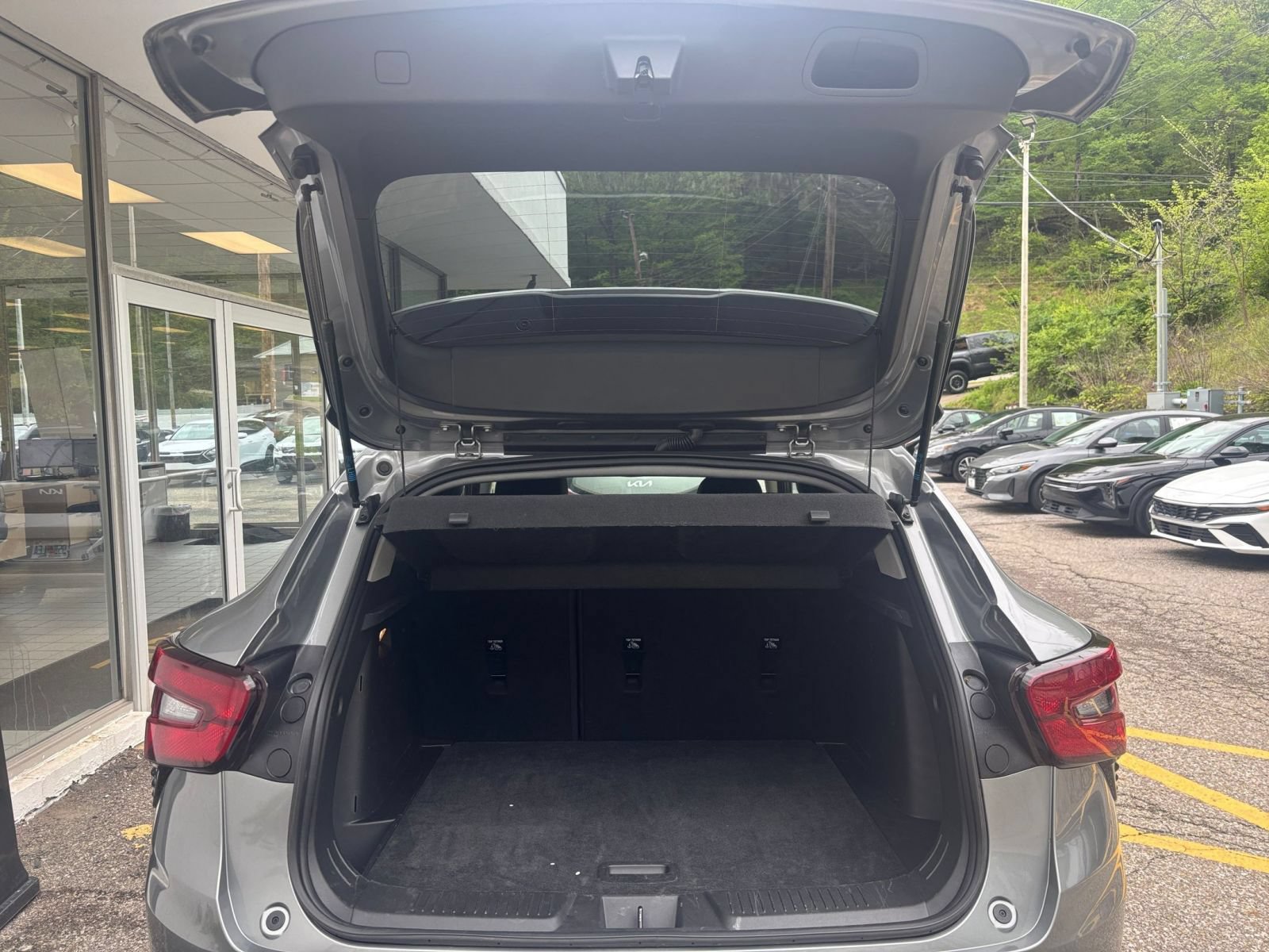 Used 2025 Chevrolet Trax LT FWD image 31