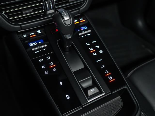 Certified 2025 Porsche Macan Turbo image 23