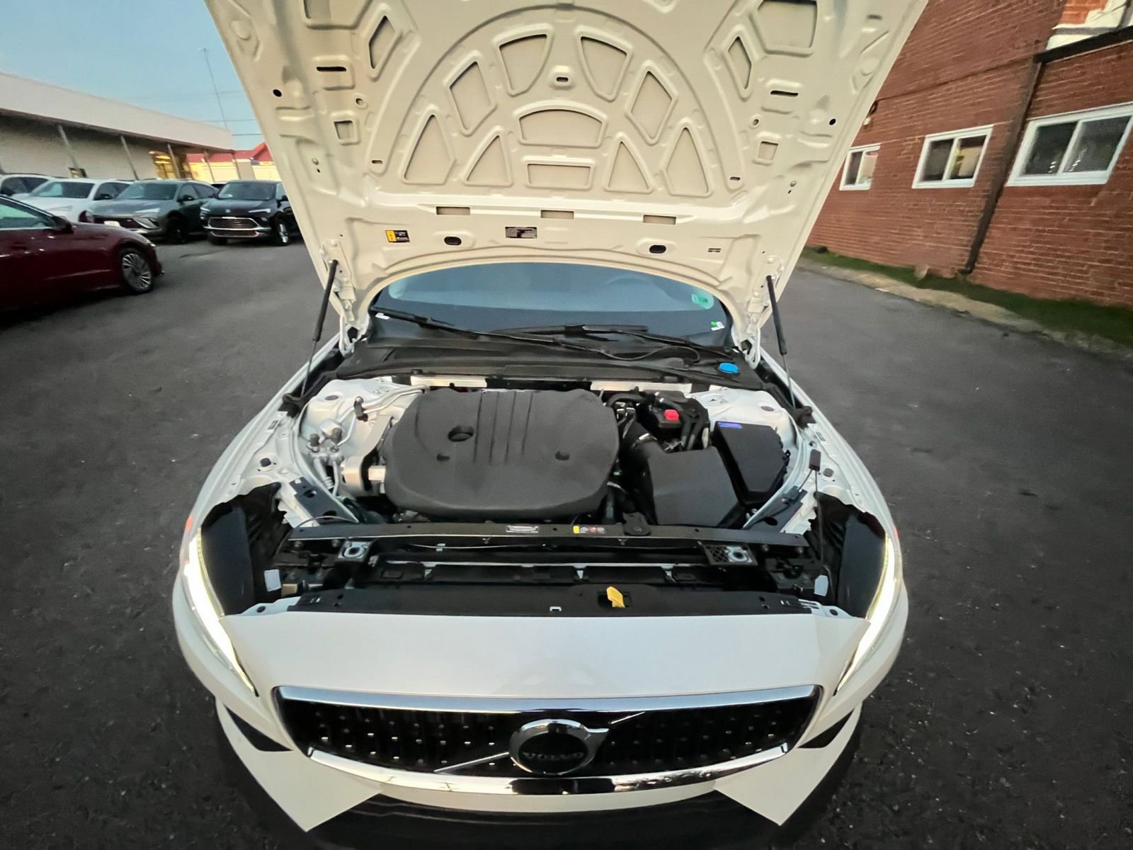 Used 2025 Volvo V60 B5 Cross Country Plus image 31