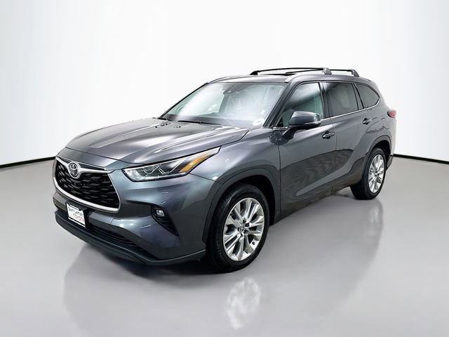 Used 2023 Toyota Highlander Limited image 3