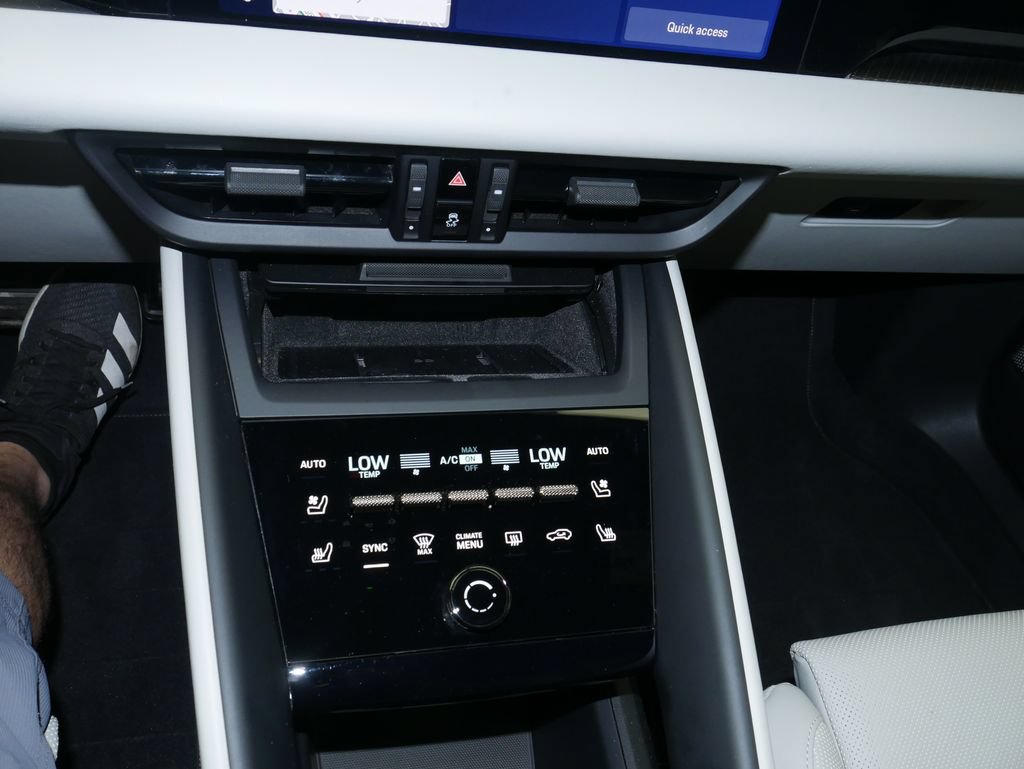 Certified 2026 Porsche Macan Turbo Electric AWD/4WD image 35