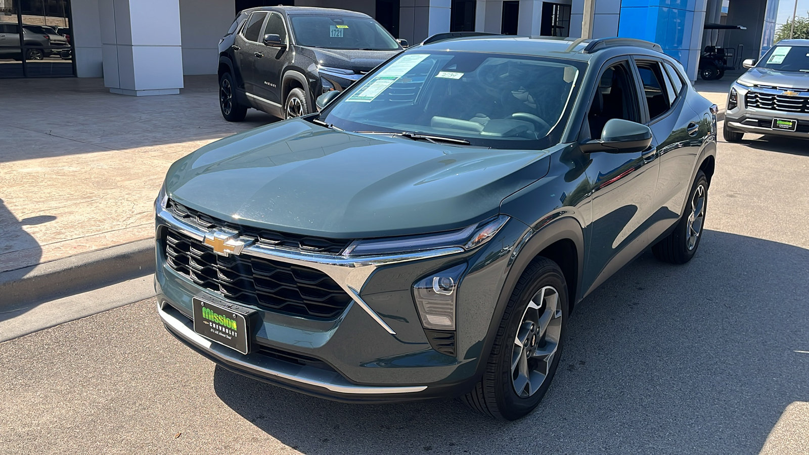 Used 2025 Chevrolet Trax LT FWD image 3