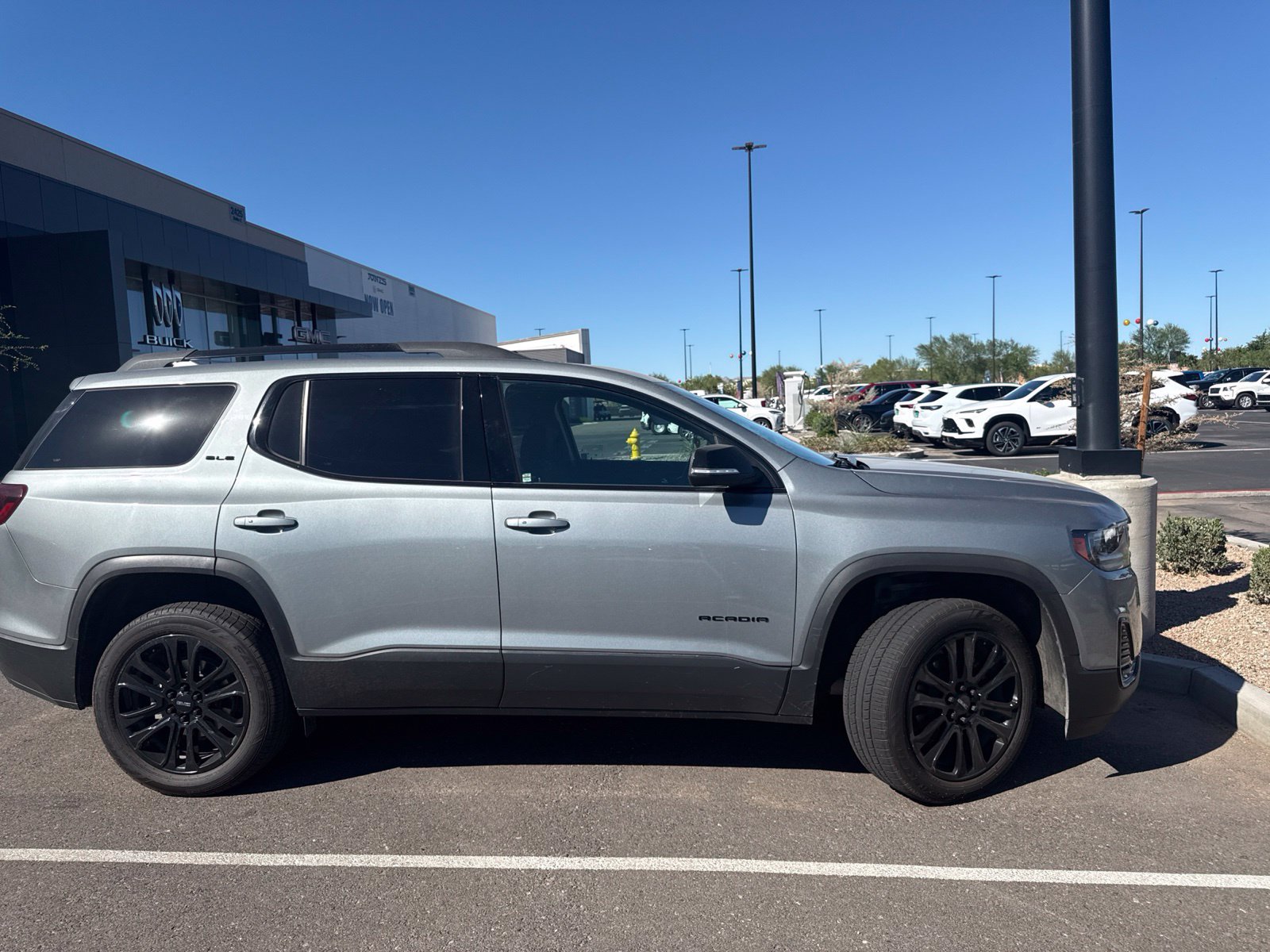 Used 2023 GMC Acadia SLE w/ Driver Convenience Package FWD image 2