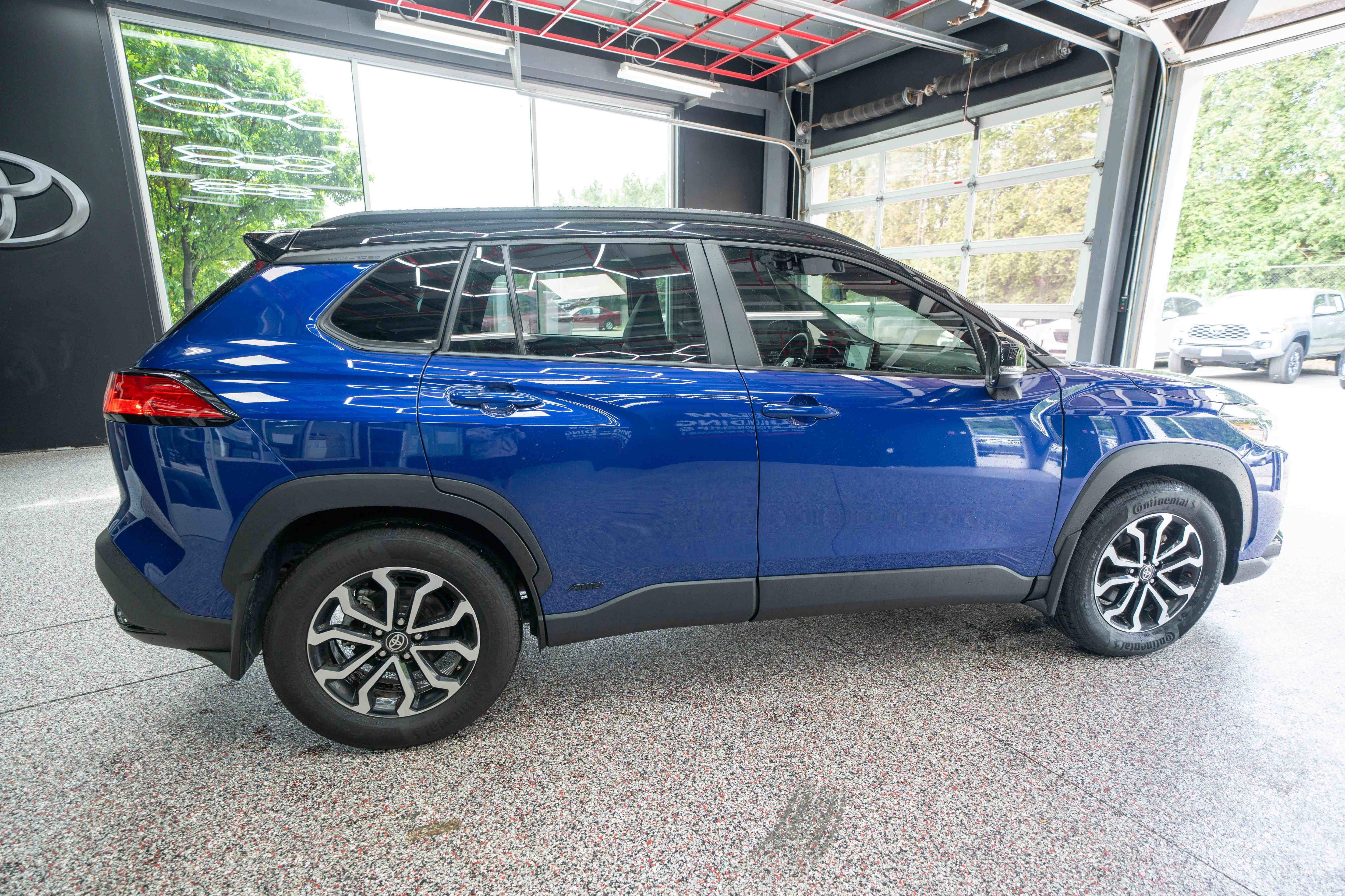 Used 2024 Toyota Corolla Cross AWD Hybrid w/ Moonroof Package image 4