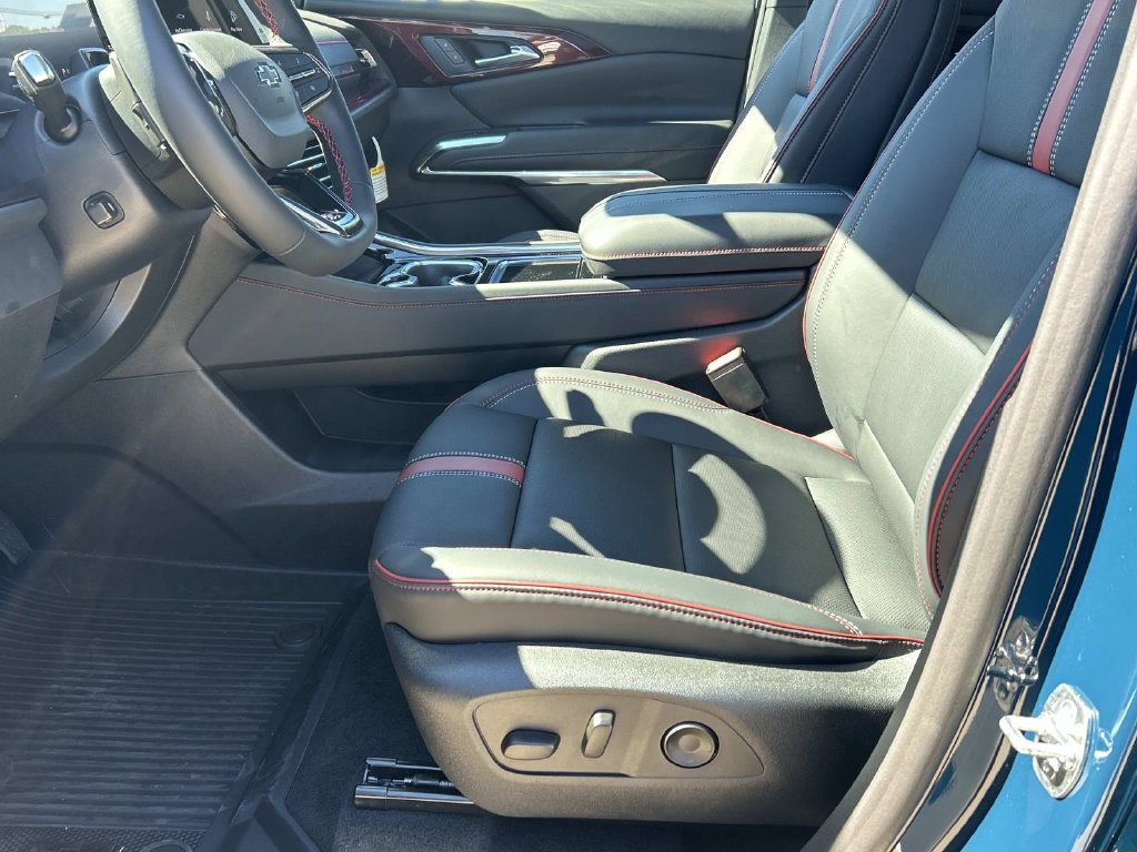 New 2027 Chevrolet Traverse RS w/ LPO, Floor Liner Package FWD image 17