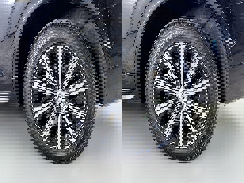 Certified 2025 Volvo XC90 B6 Plus image 33