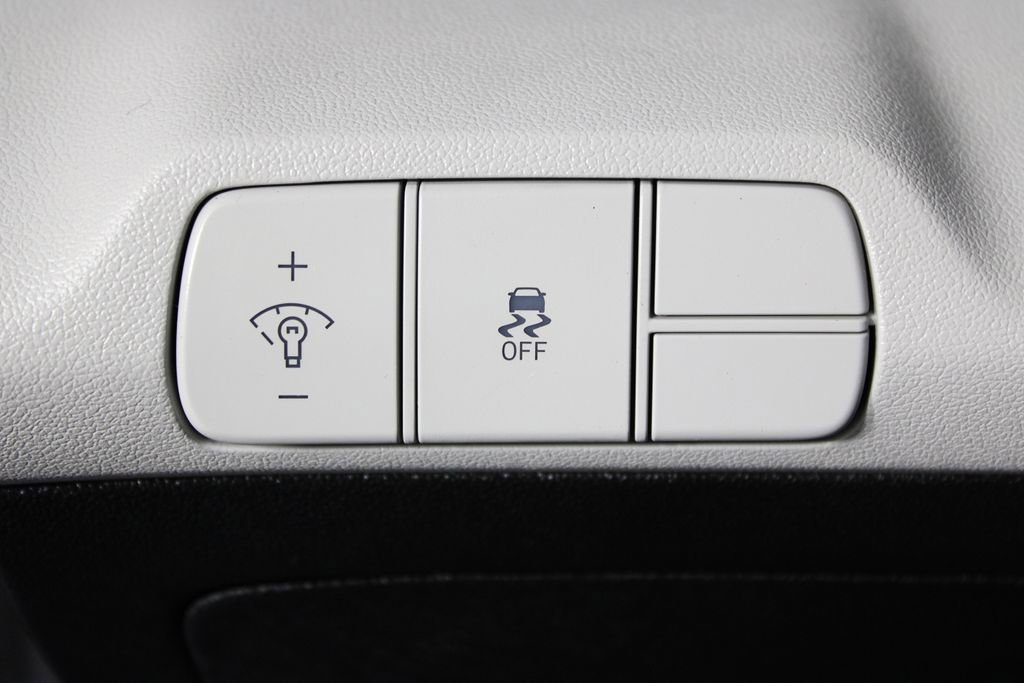 Used 2025 Hyundai Elantra Limited image 23