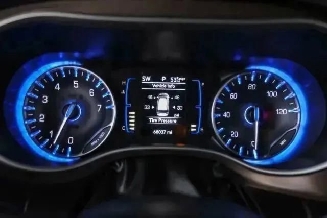 Used 2018 Chrysler Pacifica Touring Plus w/ Tire & Wheel Group FWD image 24