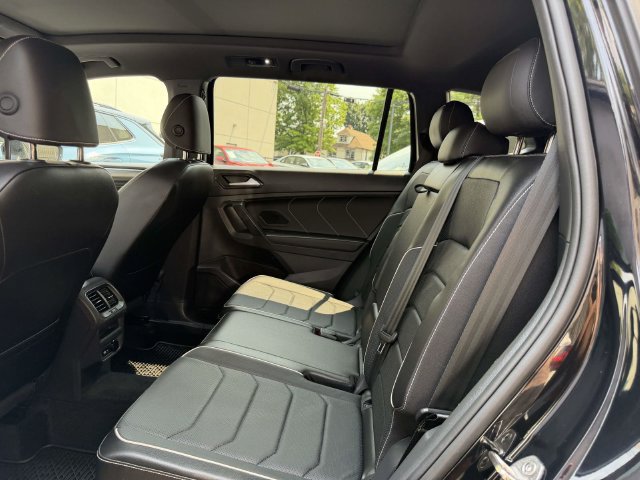 Certified 2024 Volkswagen Tiguan SEL R-Line AWD/4WD image 12