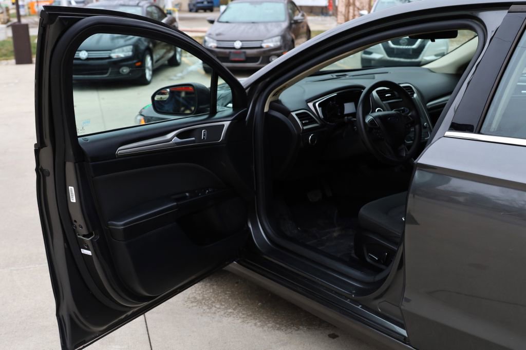 Used 2017 Ford Fusion SE w/ Fusion SE Technology Package image 9