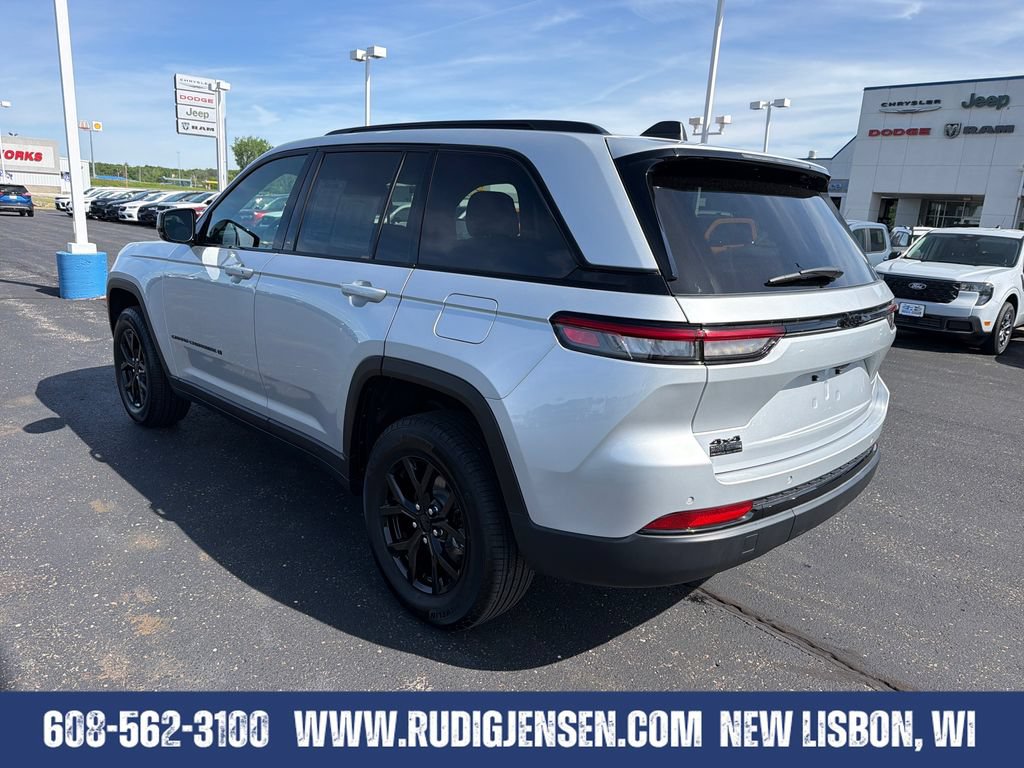 Used 2025 Jeep Grand Cherokee Altitude AWD/4WD image 3