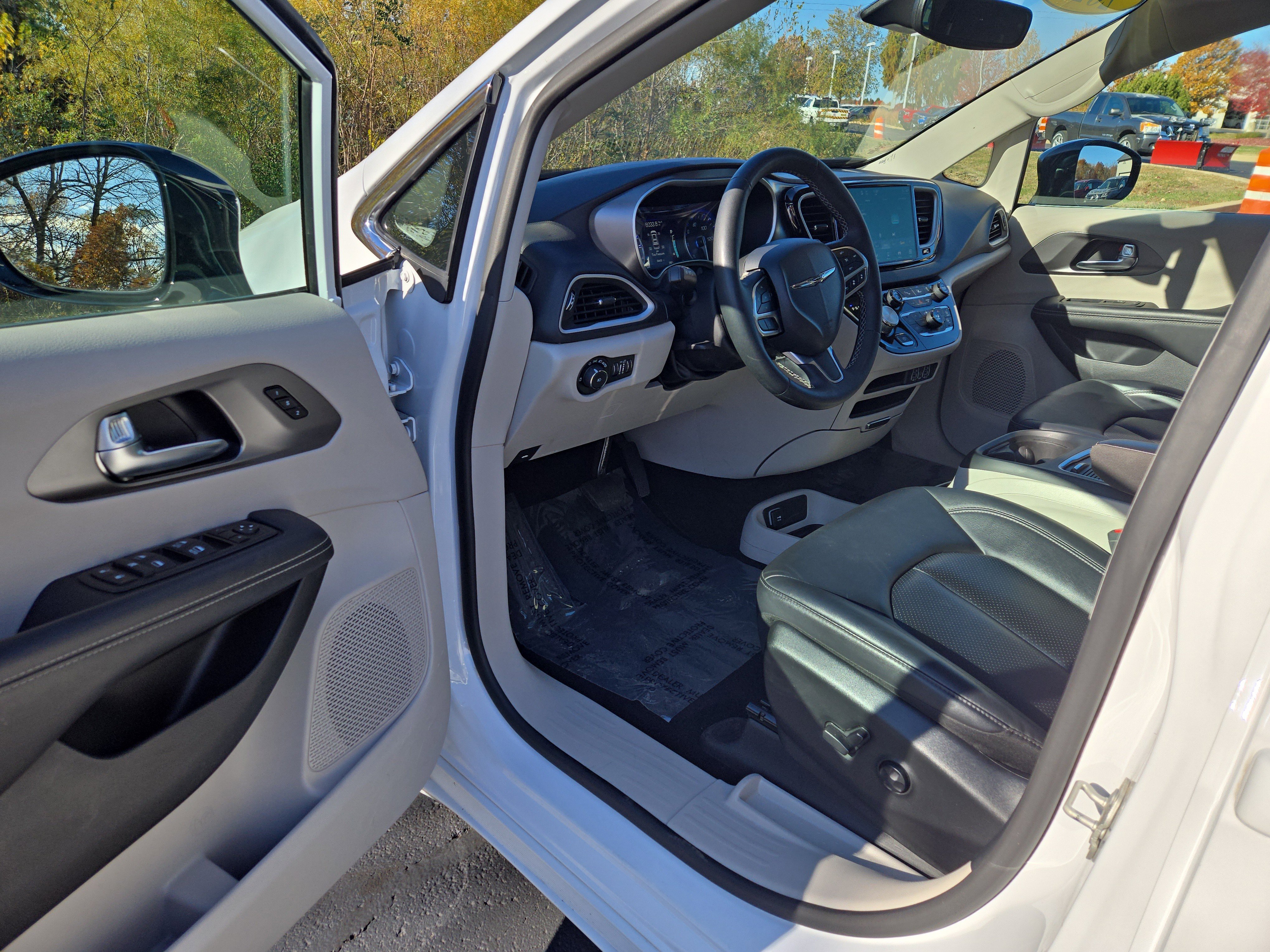 Used 2024 Chrysler Pacifica Touring-L image 12