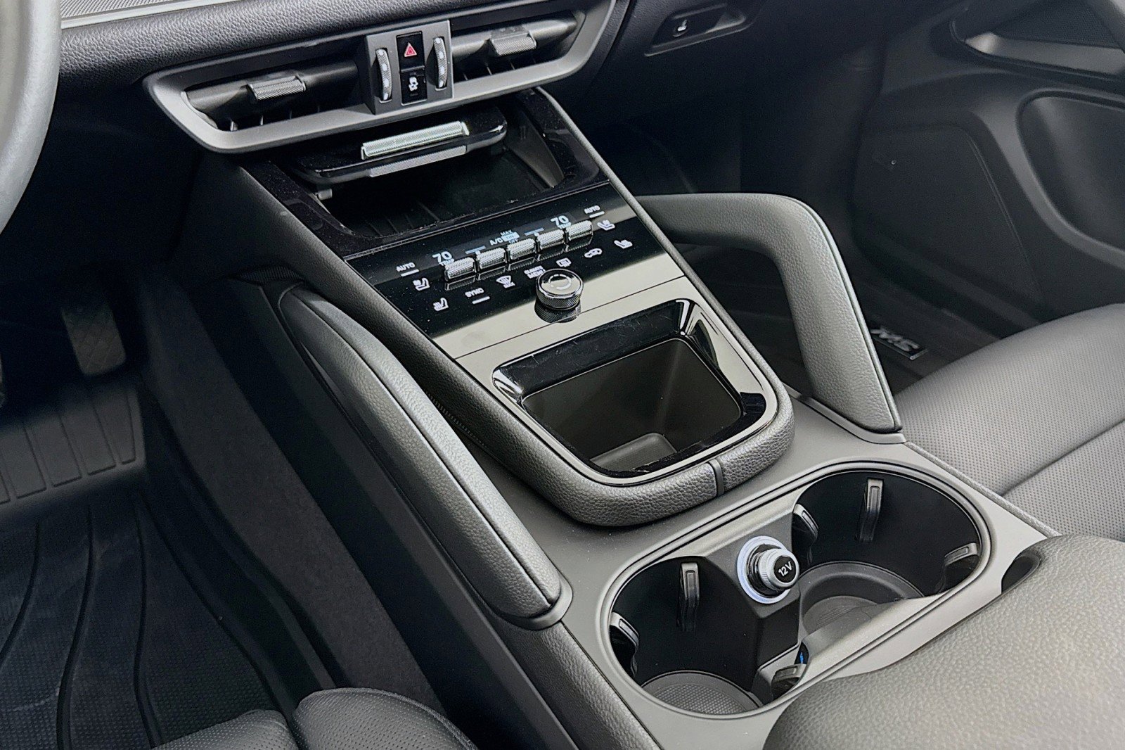 Used 2024 Porsche Cayenne AWD/4WD image 5