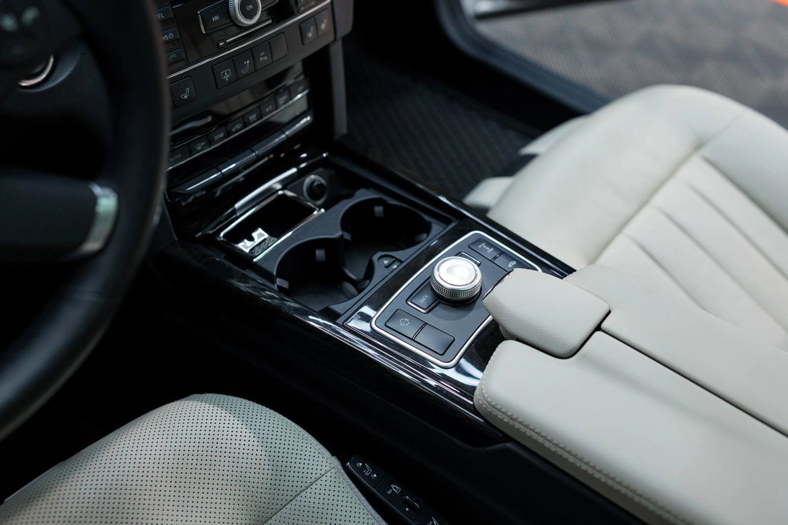 Used 2010 Mercedes-Benz E 550 4MATIC Sedan image 35