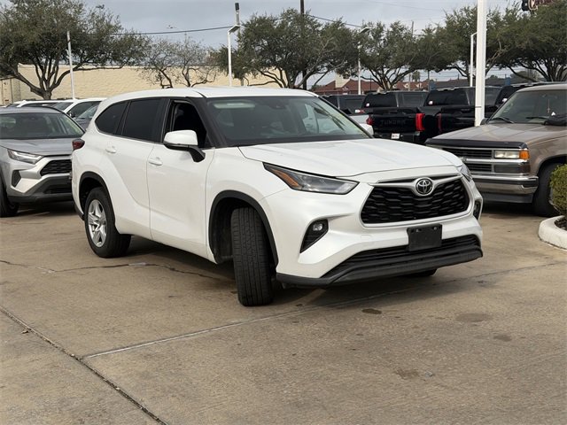 Used 2023 Toyota Highlander LE image 3
