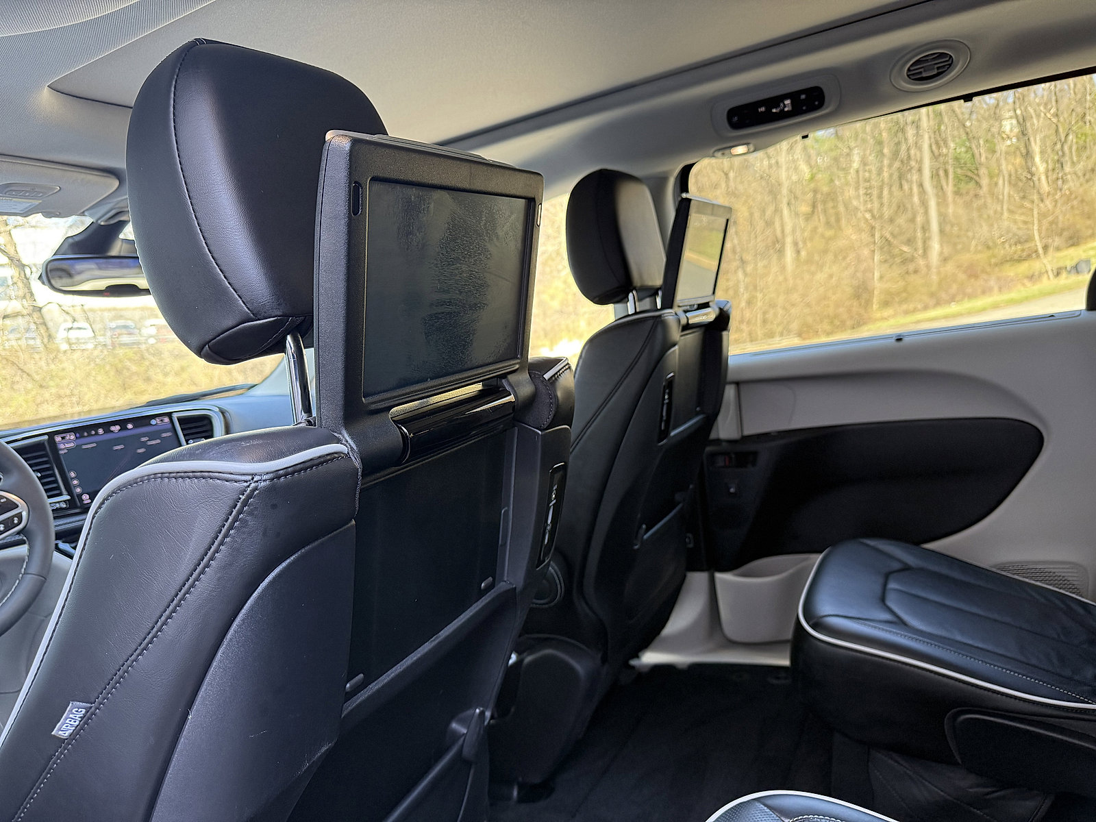 Used 2023 Chrysler Pacifica Limited w/ Uconnect Theater Family Group image 14