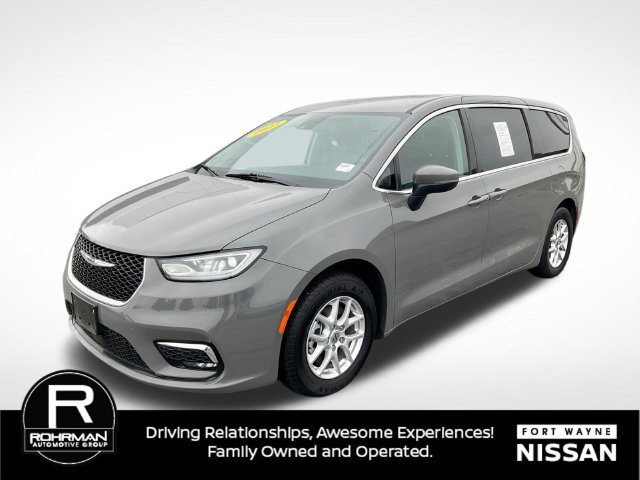 Used 2023 Chrysler Pacifica Touring-L FWD image 4