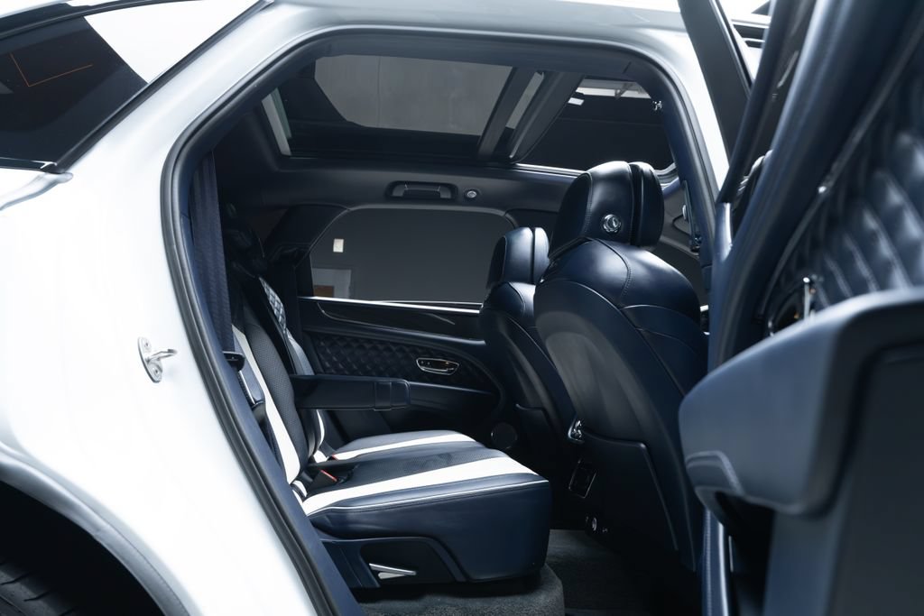 Used 2022 Bentley Bentayga AWD/4WD image 44