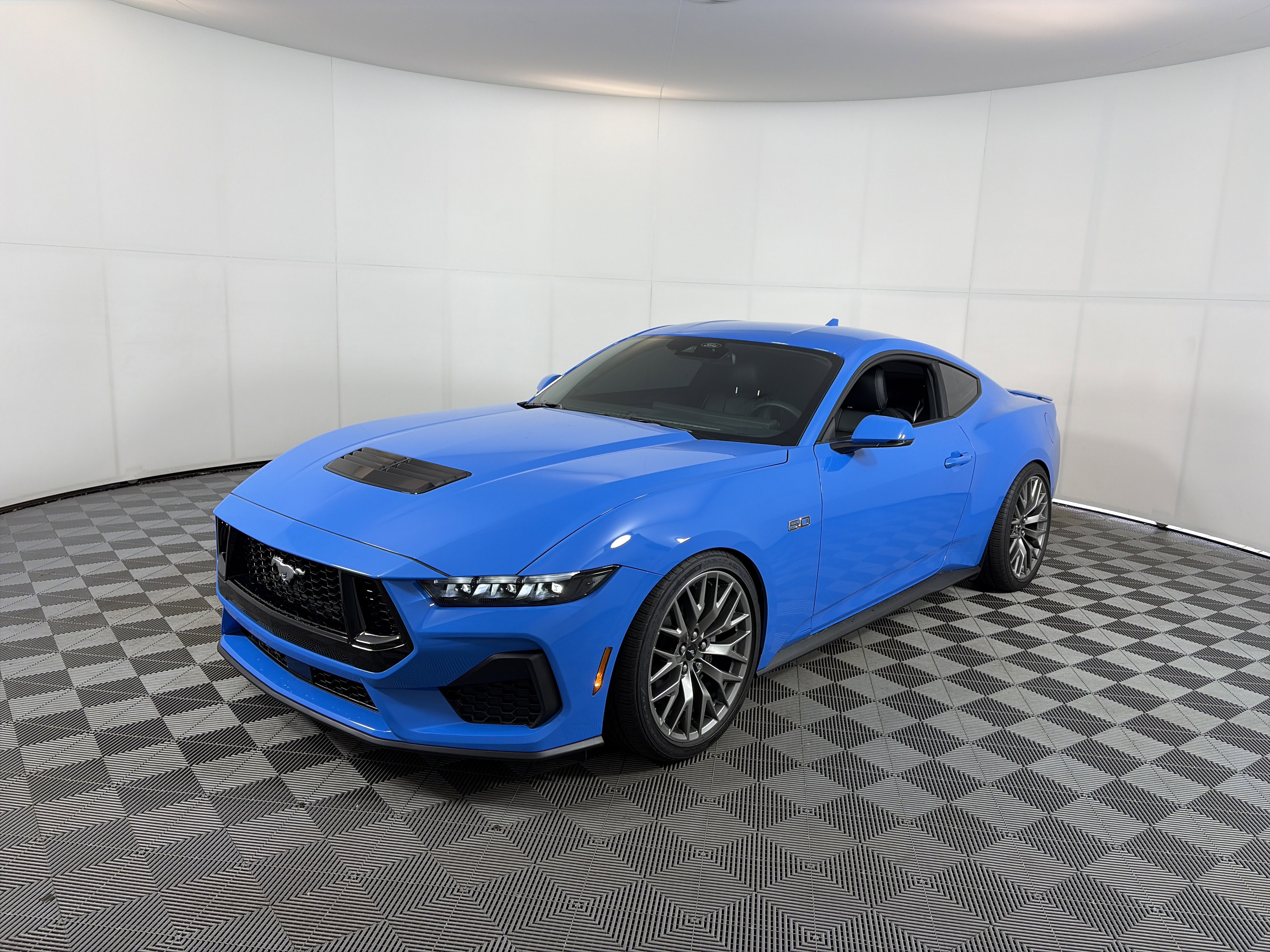 Used 2025 Ford Mustang GT Premium RWD image 2