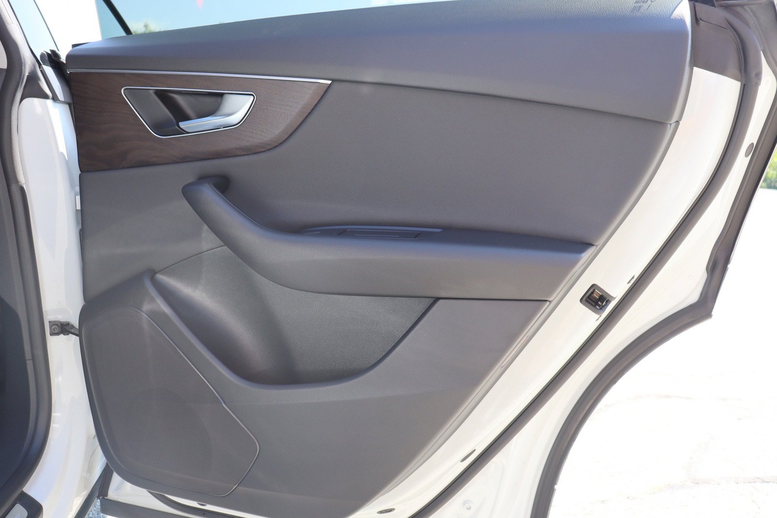 Used 2022 Audi Q8 Premium w/ Convenience Package AWD/4WD image 36