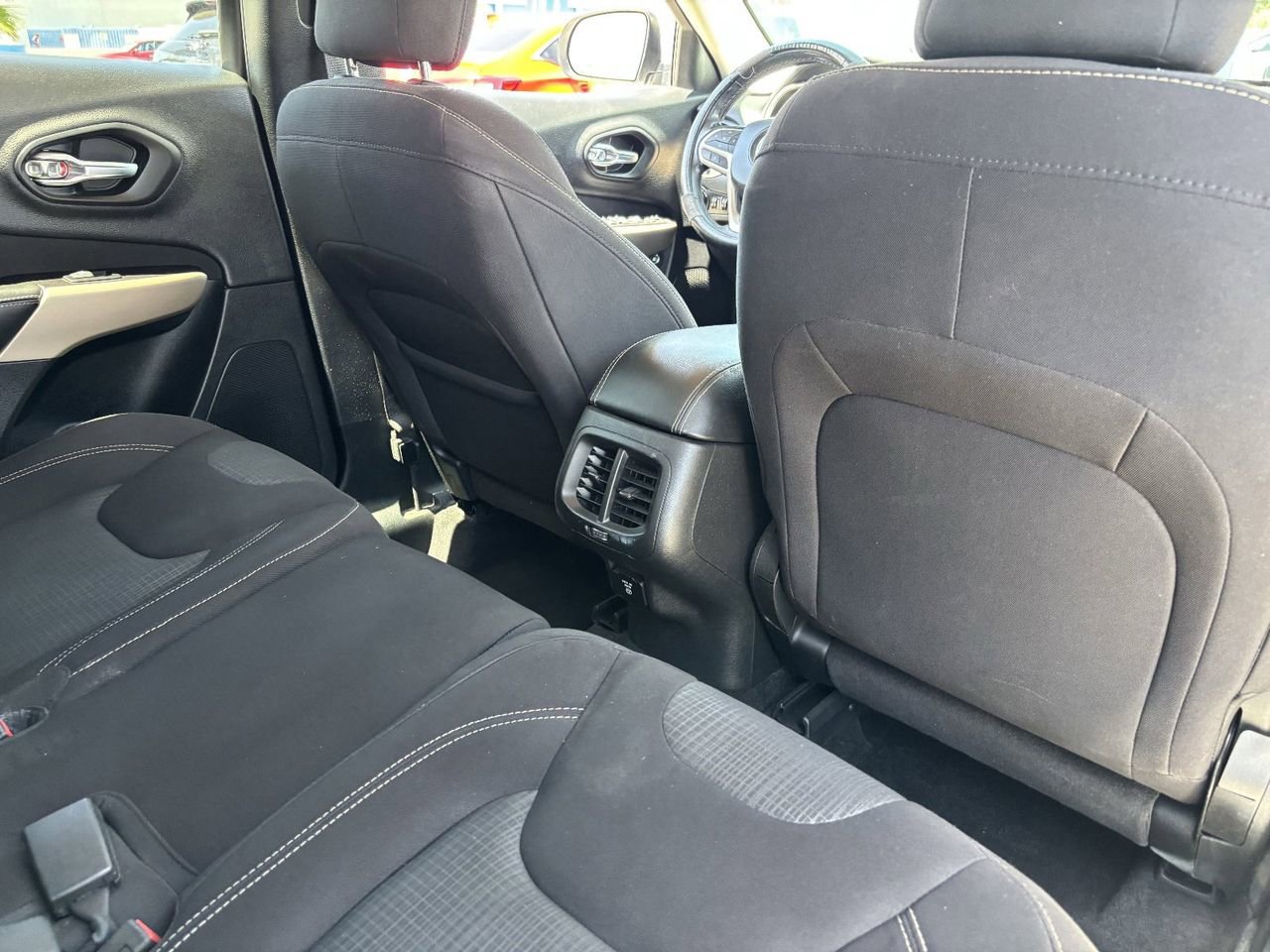 Used 2017 Jeep Cherokee Latitude w/ Comfort & Sound Group FWD image 11