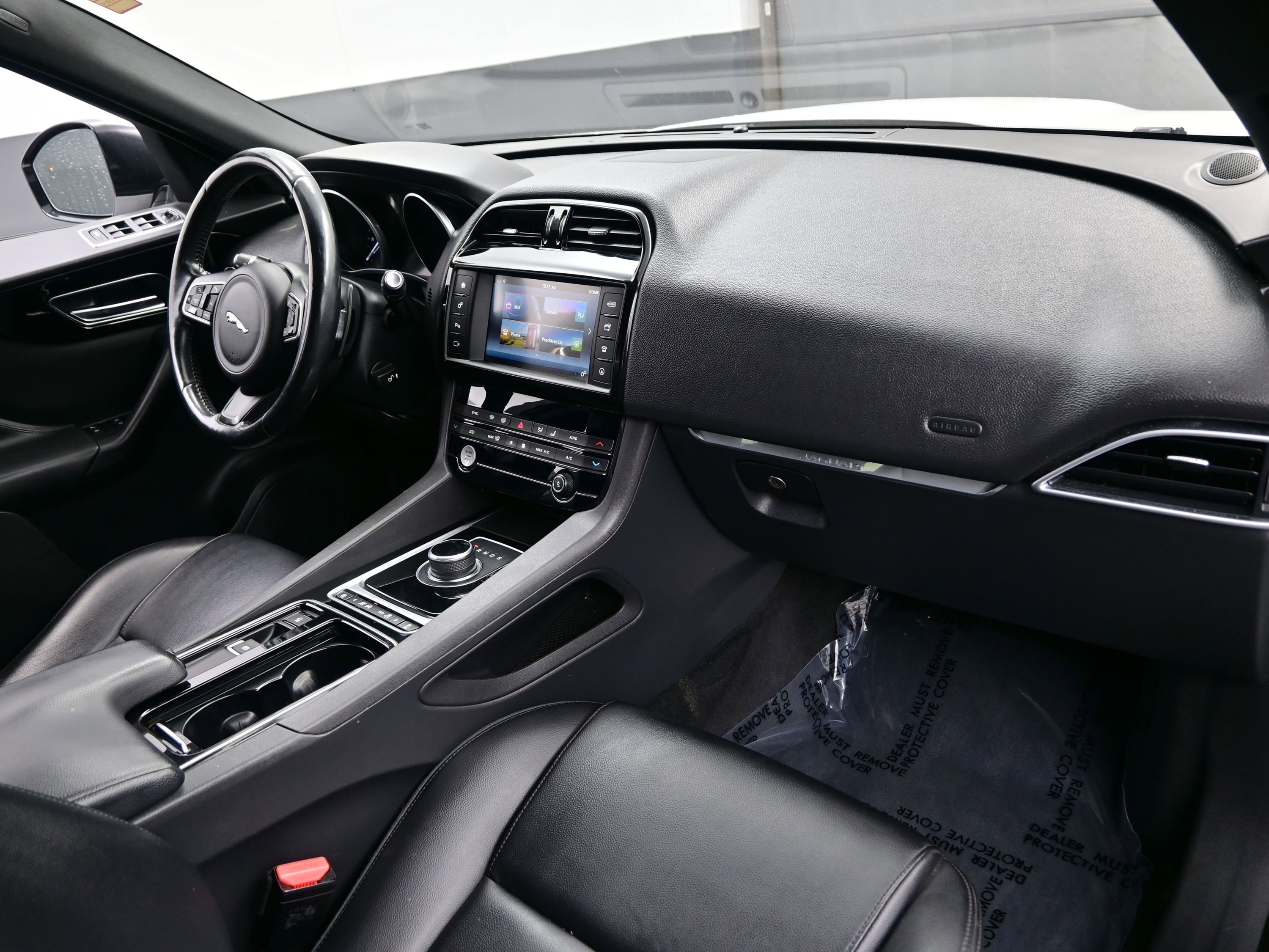 Used 2018 Jaguar F-PACE Premium image 15