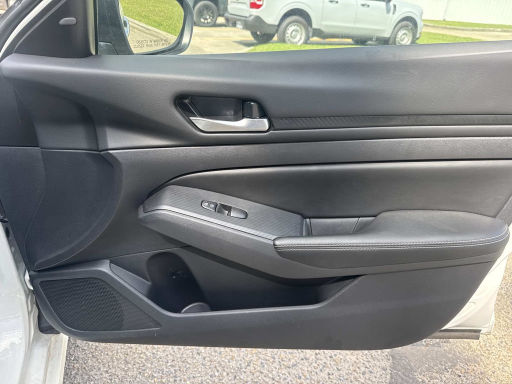 Used 2025 Nissan Altima 2.5 SV FWD image 25