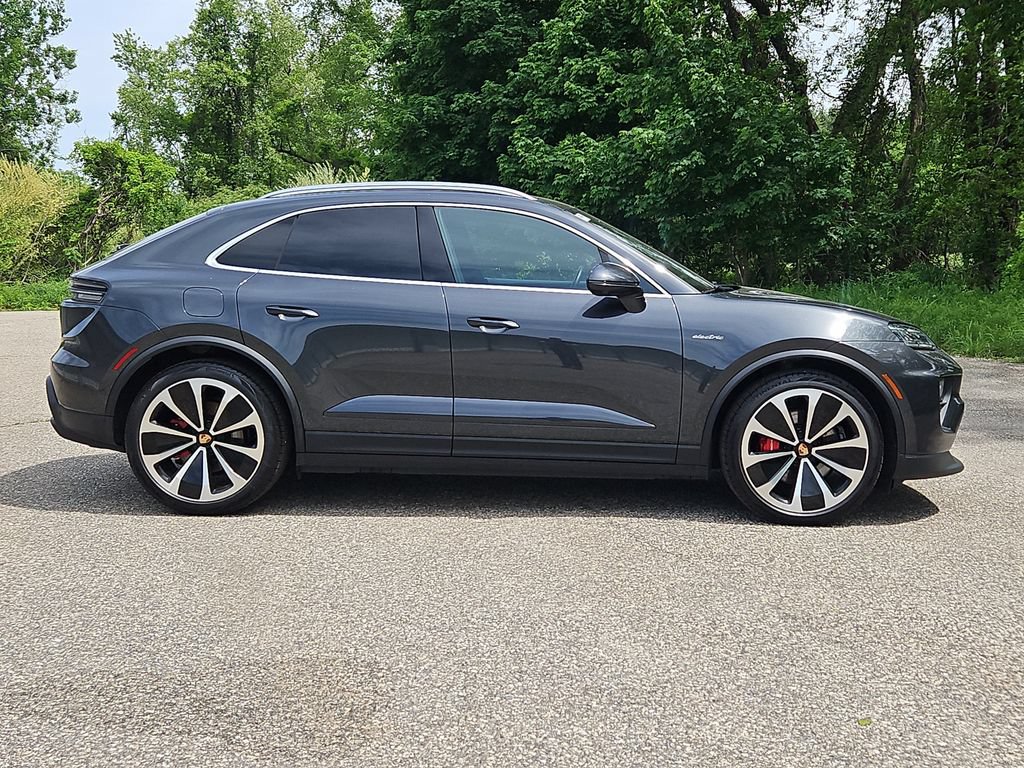 Certified 2025 Porsche Macan 4S Electric AWD/4WD image 8