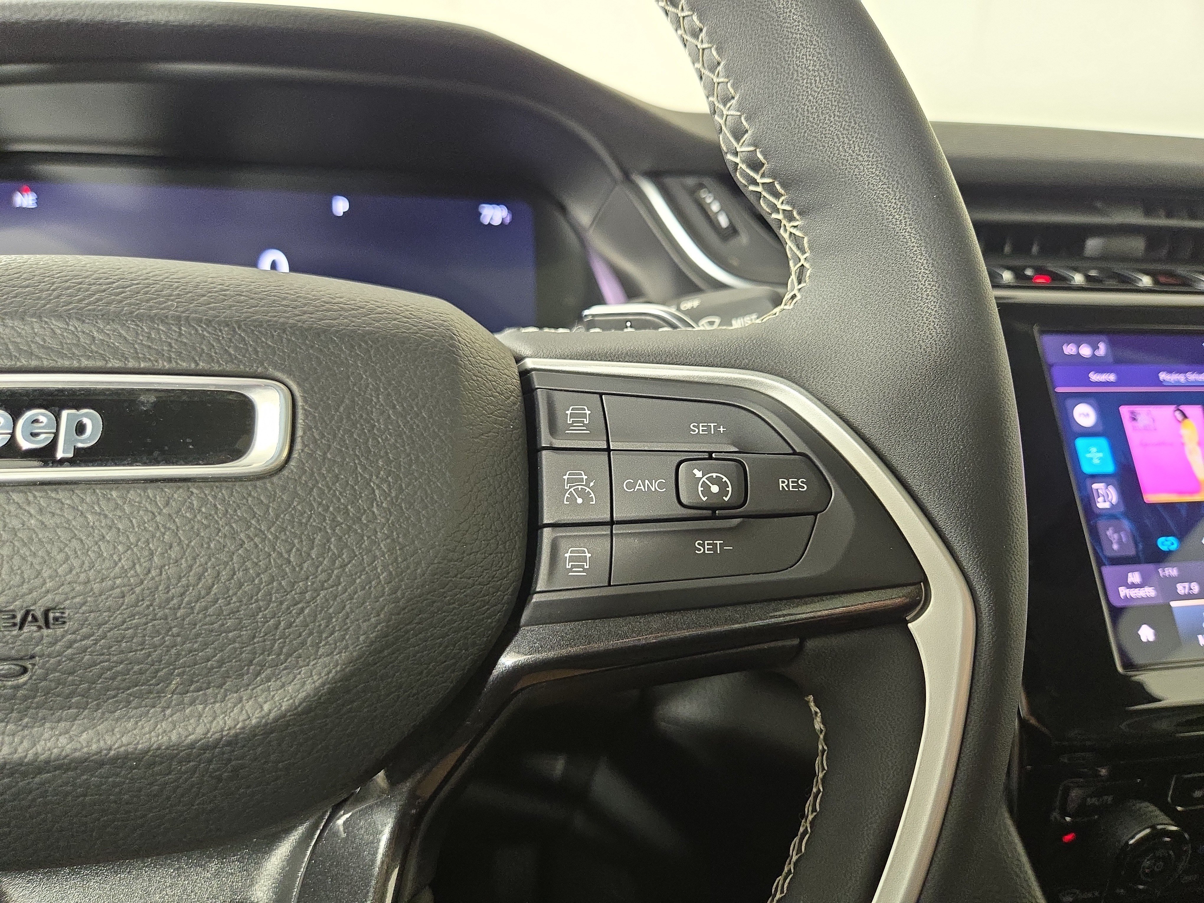 Used 2023 Jeep Grand Cherokee Laredo w/ Luxury Tech Group I AWD/4WD image 16